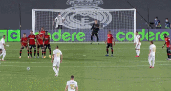 玉昆外援奥斯卡在老家开车遭遇起火，车内人员都及时逃生